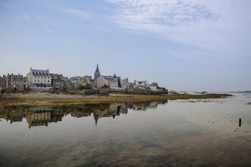 Ville de Roscoff en Bretagne et son reflet sur l'eau de la mer