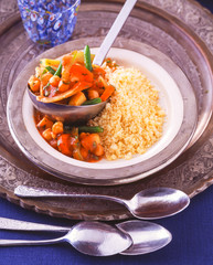Couscous mit würzigem Gemüse auf rustikalen Teller