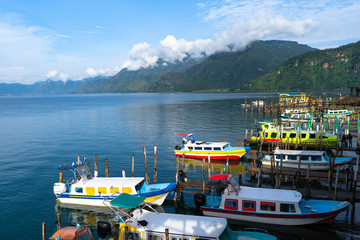 Las lanchas están paradas en el embarcadero del pueblo de Panajachel en el lago Atitlán Guatemala.
