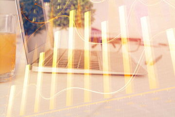 Obraz premium Forex graph hologram on table with computer background. Multi exposure. Concept of financial markets.