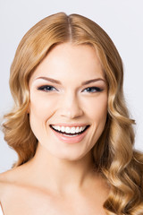 Naklejka premium Young cheerful smiling woman, on gray