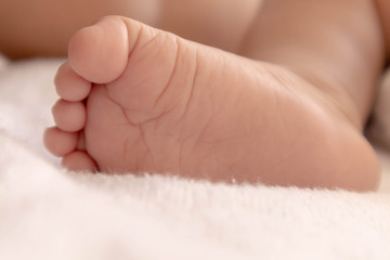 The feet of a newborn baby at a few months old Who is sleeping comfortably on the white mattress During bedtime, the child's brain will work. To enhance Memory-boosting and learning-building skills