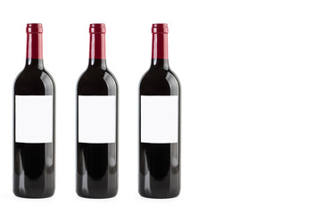 Botellas de vino tinto con etiqueta blanca sobre fondo blanco aislado. Copy space. Vista de frente