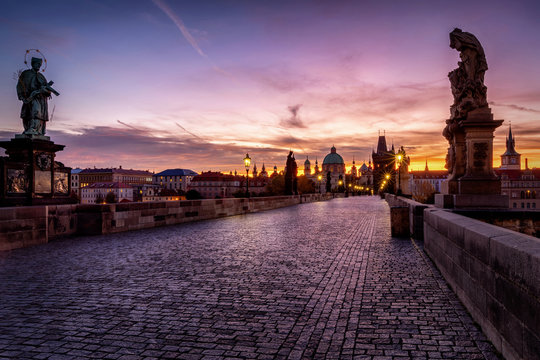 Romantischer Sonnenaufgang &uuml;ber der ber&uuml;hmten Karlsbr&uuml;cke in Prag, Tschechien, ohne Menschen