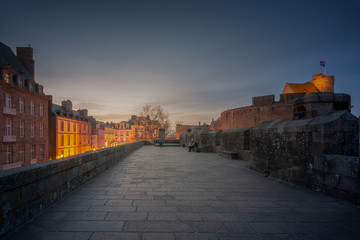 Chemin de ronde à Saint-malo le soir