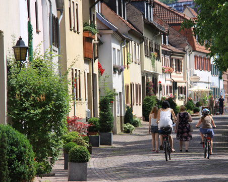 Radfahrer und Fußgänger unterwegs in der Altstadt von Marktheidenfeld