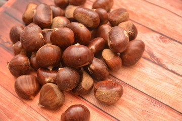 castagne biologiche su tavolo di legno alimenti cibo naturale