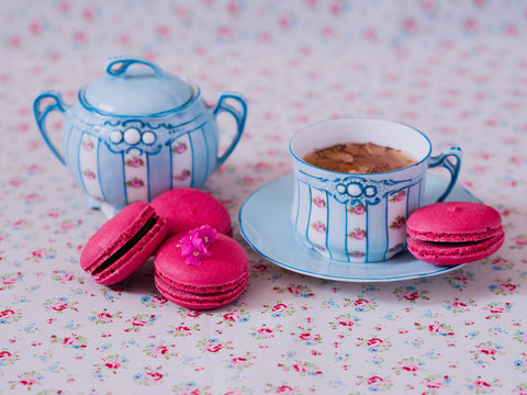 T&eacute;, galletas macarrons y flores