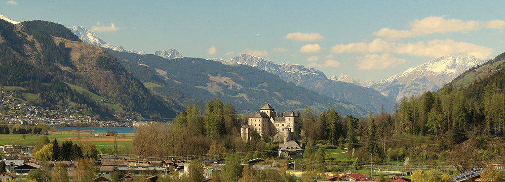 Blick auf Schloss Fischorn richtung zellamsee.