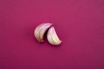 diente de ajo en un fondo morado liso 
