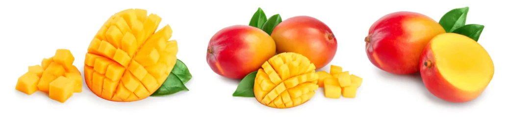 Fototapete Obst Mangofruchthälfte mit Blättern und Scheiben lokalisiert auf weißer Hintergrundnahaufnahme. Set oder Sammlung