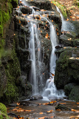 herbstlicher kleiner Bachlauf, Altmuglbach, kleiner Wasserfall in Altmugl