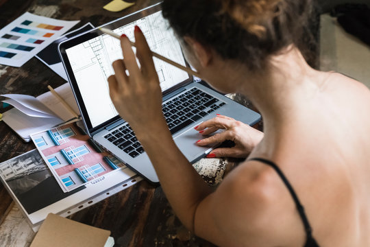 Young businesswoman working in a modern office