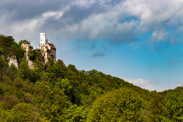 Fototapeta na wymiar Schwäbische Alb mit Schloss Lichtenstein