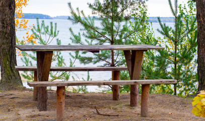 Fototapeta na wymiar Table on the lake in the Park