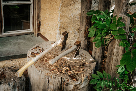 Axt und Beil Holzhacken für Brennholz, Feuerholz auf einem Hauklotz  Stock-Foto | Adobe Stock
