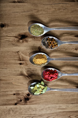łyżki z przyprawami na stole