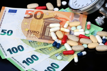 Medizin, Medikamente, Gesundheitskosten, Euro-Geldscheine, Blutdruckmesser