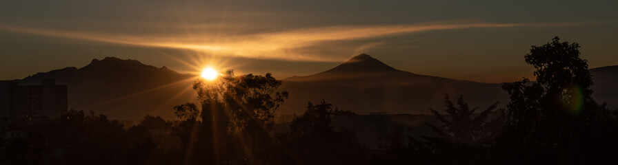 Naklejka premium Popocatepetl e iztaccihuatl vistos desde la CDMX