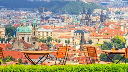 Foto op Plexiglas Stadslandschap - bovenaanzicht vanuit het café op de oude binnenstad van Praag op een hete zomerdag, Tsjechië © rustamank