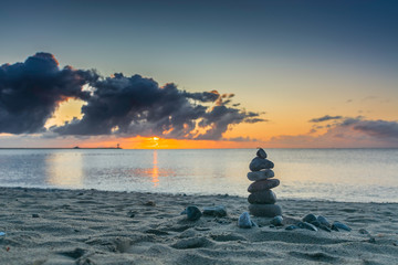 stos kamieni  na plaży o wschodzie słońca