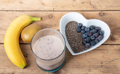 Smoothie mit Heidelbeeren und Chia