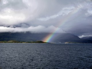 arc en ciel au-dessus de la mer