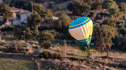 Obraz premium Hot air balloon in difficulty performs emergency landing