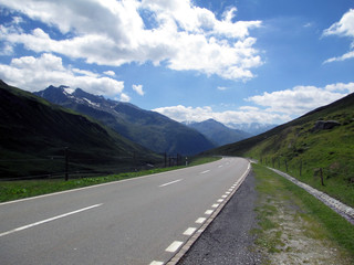 The perfect road to the mountains