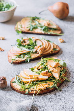 Bread with pears, arugula and walnuts