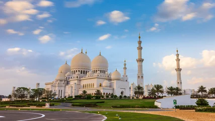 Gartenposter Scheich-Zayid-Moschee und Reflexion im Brunnen bei Sonnenuntergang - Abu Dhabi, Vereinigte Arabische Emirate (VAE) © malangusha