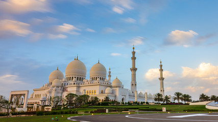 Fototapeta na wymiar Sheikh Zayed Grand Mosque and Reflection in Fountain at Sunset - Abu Dhabi, United Arab Emirates (UAE)