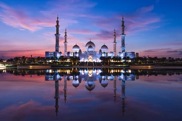 Zelfklevend Fotobehang Sheikh Zayed Grand Mosque en reflectie in fontein bij zonsondergang - Abu Dhabi, Verenigde Arabische Emiraten (VAE) © malangusha