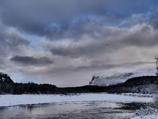 ciel d'hiver au dessus de la rivère