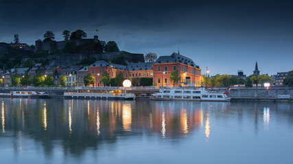 Fototapeta na wymiar Namur et sa citadelle à l'heure bleue