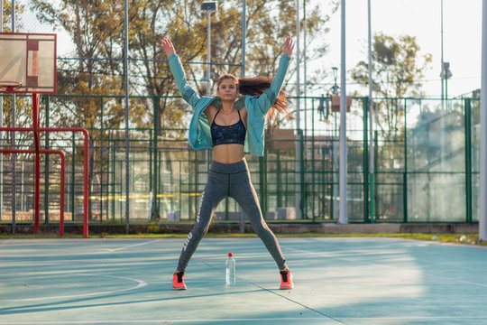 Retrato mujer joven en ropa deportiva fitness entrenamiento al aire libre