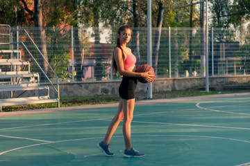Obraz premium Retrato mujer joven en ropa deportiva fitness entrenamiento al aire libre