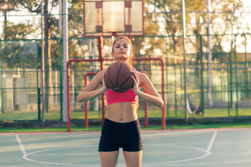Fototapeta premium Retrato mujer joven en ropa deportiva fitness entrenamiento al aire libre