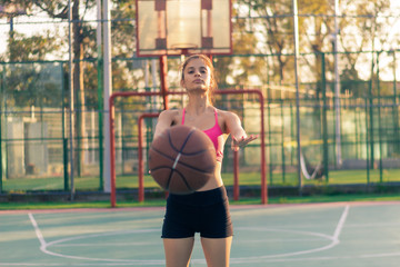 Retrato mujer joven en ropa deportiva fitness entrenamiento al aire libre