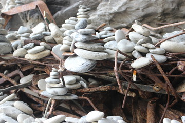 monticulo de piedras con hierro oxidado