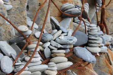 piedras amontonadas con hierros oxidados