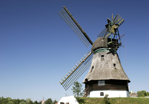 Windm&uuml;hle in der Landschaft