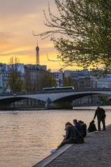 Tour Eiffel, bord de Seine et touristes au coucher du soleil
