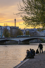 Tour Eiffel, bord de Seine et touristes au coucher du soleil - 298160106