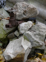 груда камней с ржавым водопроводным вентилем