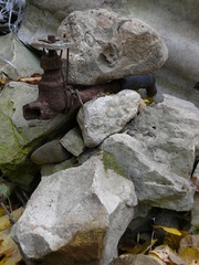 груда камней с ржавым водопроводным вентилем
