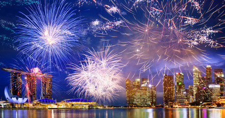 Naklejka premium fireworks on Singapore skyline new years eve