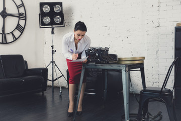 Obraz premium Secretary in the style of Hollywood retro films at the office