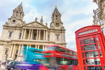 Keuken spatwand met foto rode telefooncellen en rode bus langs Saint Paul& 39 s Cathedral in Londen op bewolkte dag © offcaania