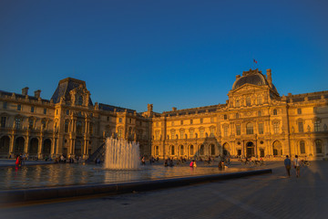 Fototapeta na wymiar Louvre under sunset